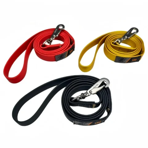 Silicone dog leash with stainless steel buckle, waterproof, easy to clean, odor-resistant, and stain-resistant.