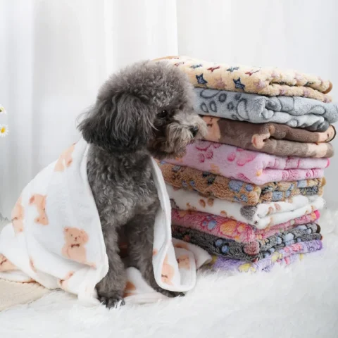 Soft Fluffy High Quality Pet Blanket Flannel Dog Sleeping Blanket Paw Print Pattern Pet Mat Warm Comfortable Blanket for Cat 
